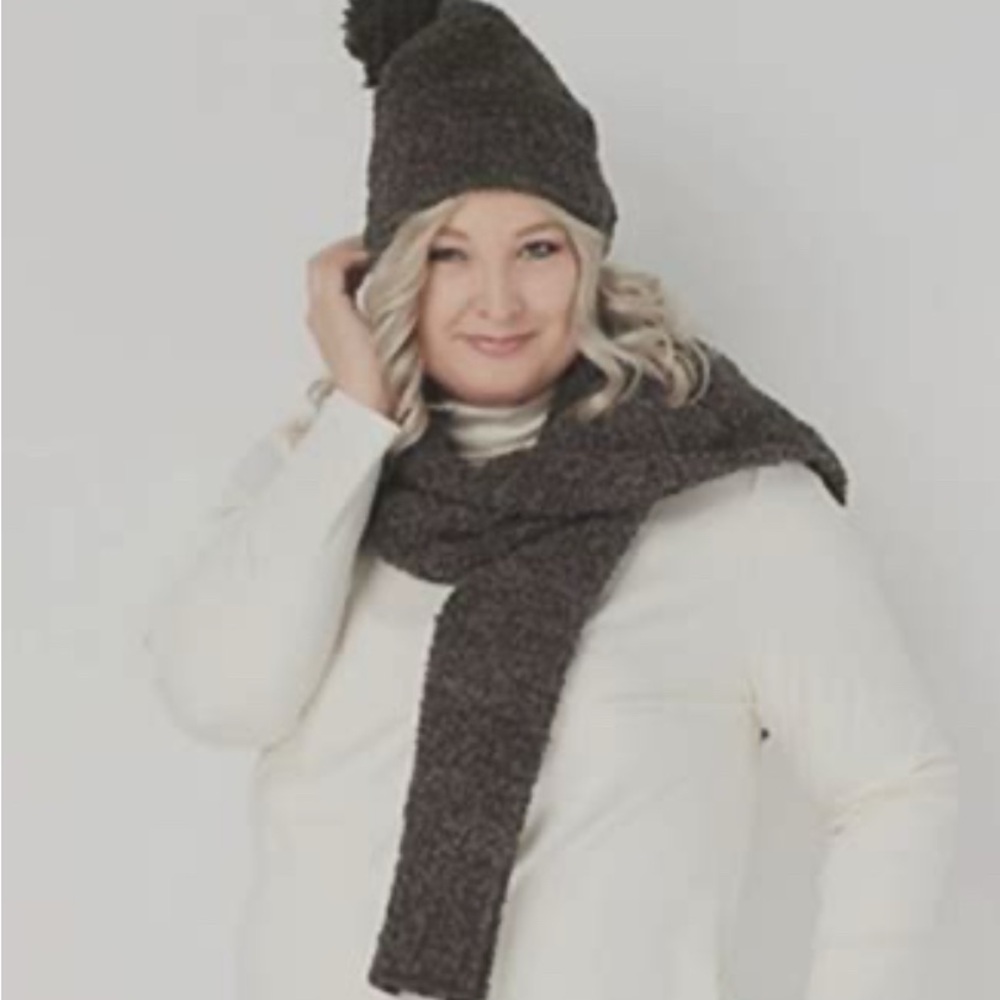 NWT Barefoot Dreams CozyChic Pom-Pom Beanie and Scarf Set in Charcoal Gray